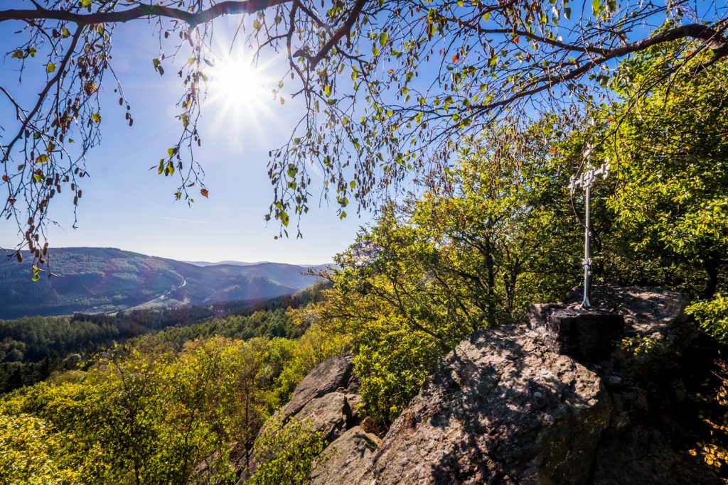 Aussichtsreicher Felsvorsprung über grüner Waldlandschaft